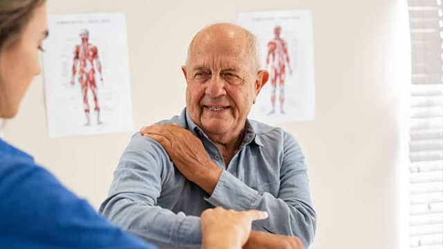 pateint with shoulder pain needing chiropractor in New Braunfels